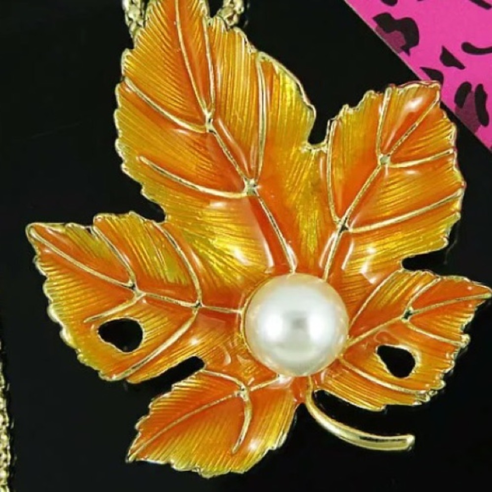NWT MAPLE LEAF NECKLACE